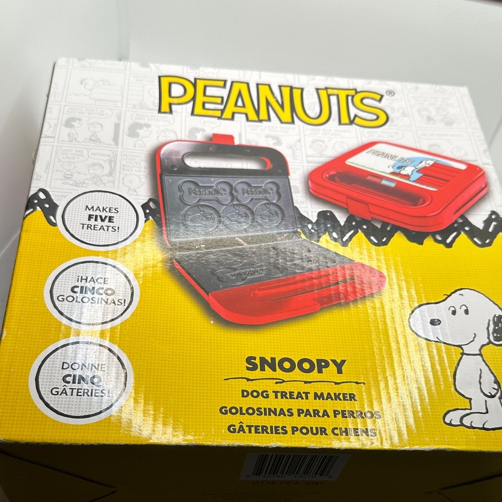 Peanuts Snoopy Red and Black Treat Maker